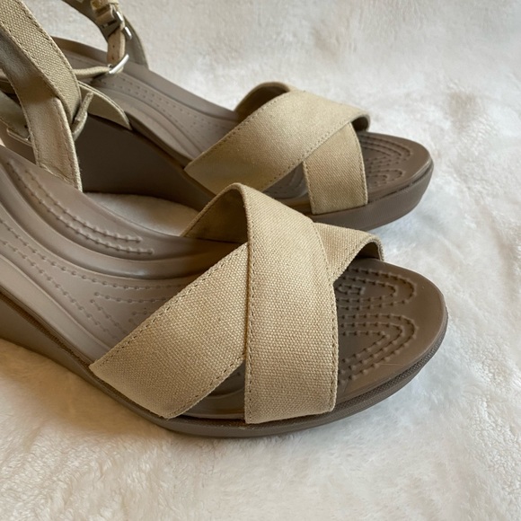 Crocs Sandals Womens 10 Beige Leigh Il Cross Ankle Strap Wedge - Picture 7 of 9